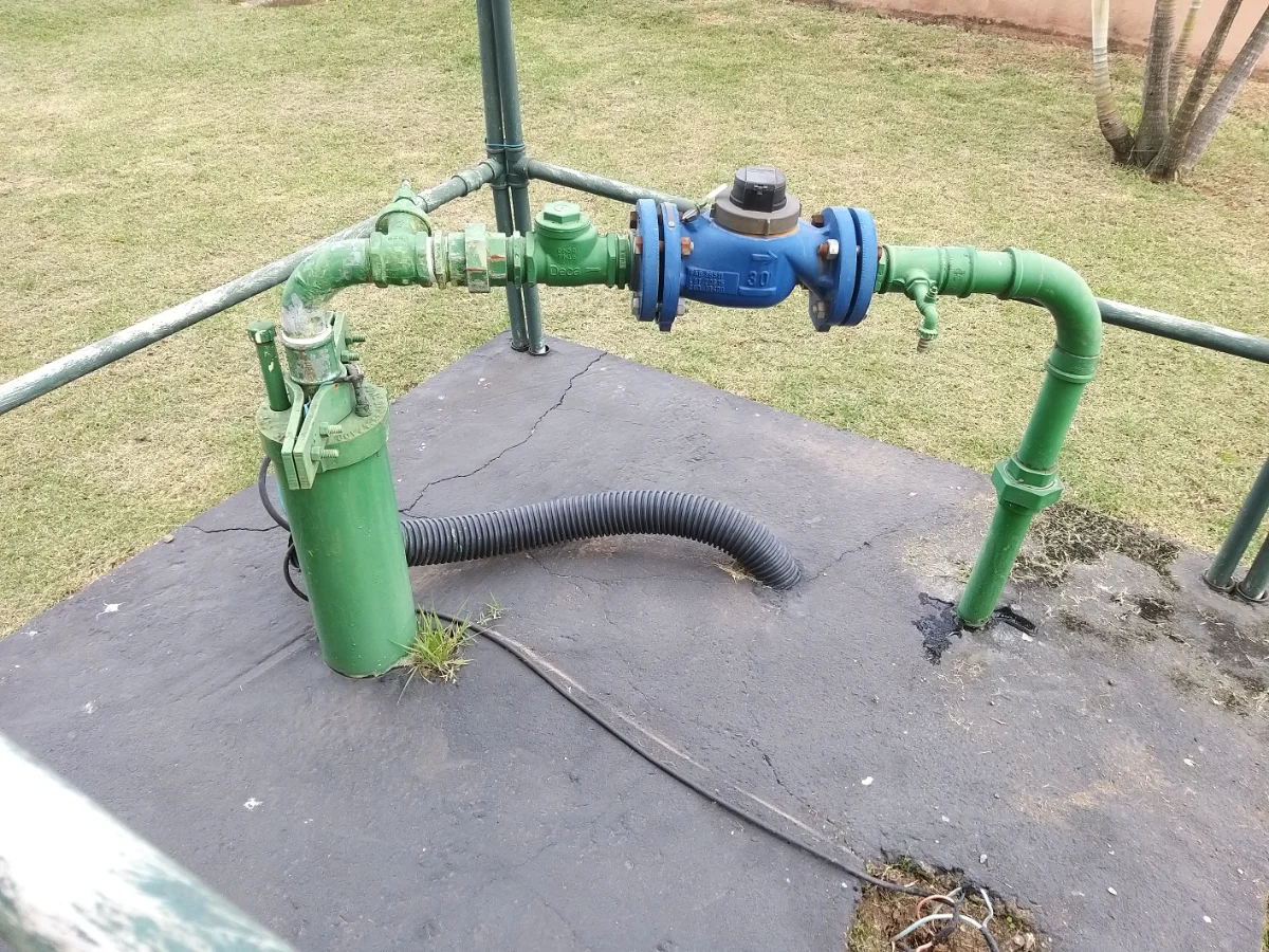 Foto real: vistoria técnica ou estrutura de poço (cavalete, hidrômetro)